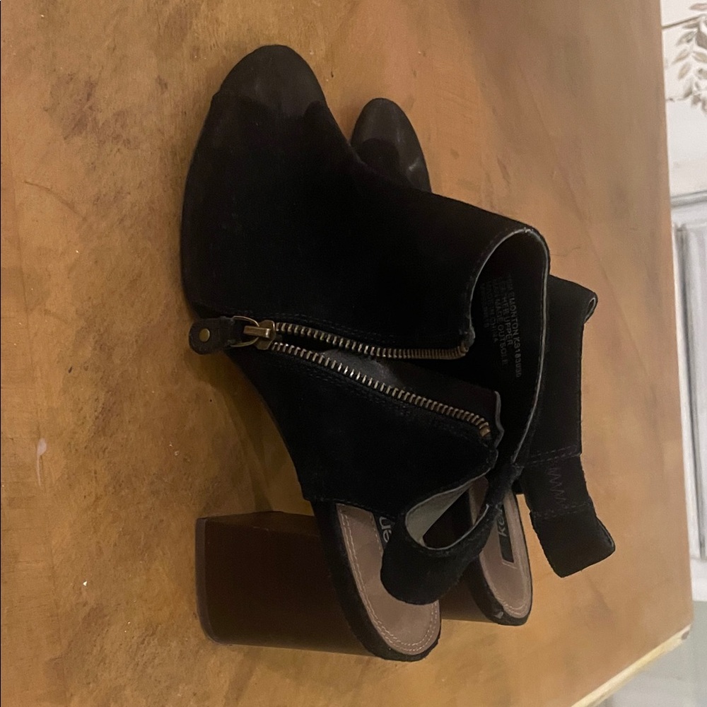 Kensie Black Heeled Ankle Boots with Brown Block Heel